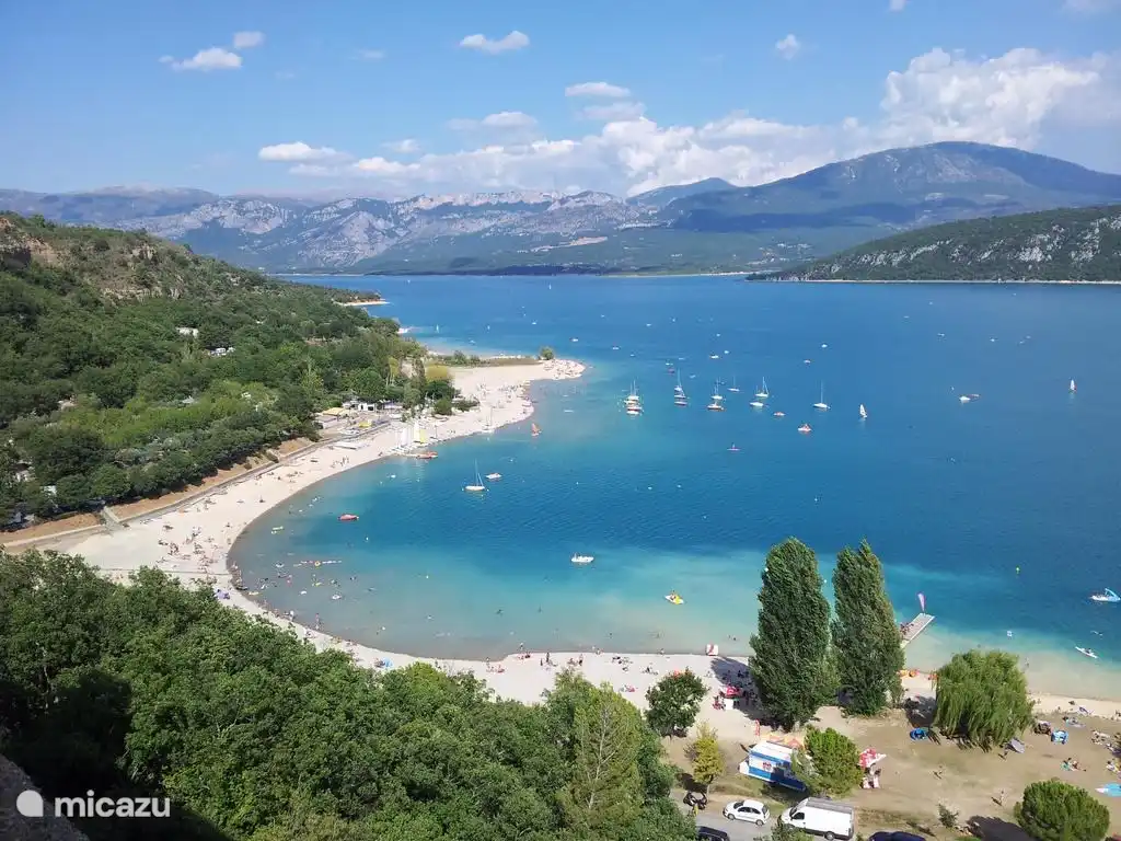 Das Haus liegt im Parc Naturel Régional du Verdon nur eine halbe Autostunde vom Lac de Saint Croix entfernt.