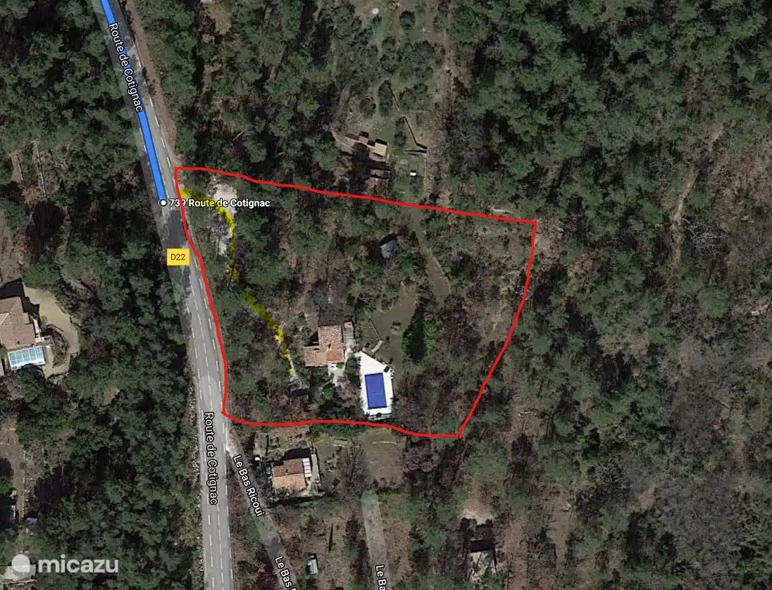 Das Grundstück ist 4300 m2 groß. Es befindet sich an der D22, aber da die Auffahrt abfällt, ist das Haus von der Straße aus nicht sichtbar und Sie werden nicht durch den Verkehr in und um das Haus gestört.