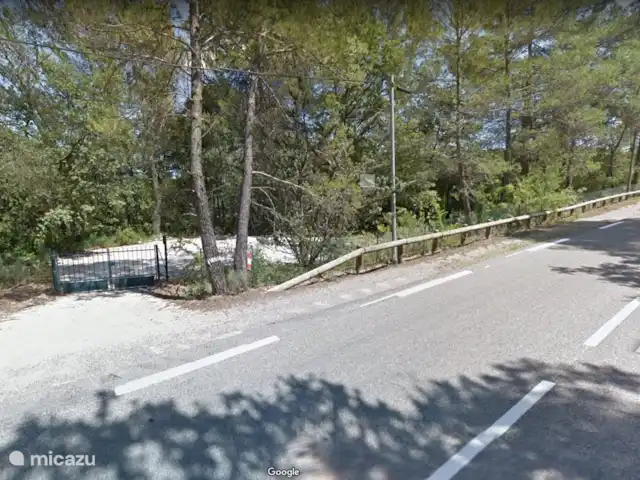 Villa Bellevue | France, Var, Sillans-la-Cascade - villa Le portail d'entrée, avec une longue allée qui descend. La maison est complètement isolée de la route.