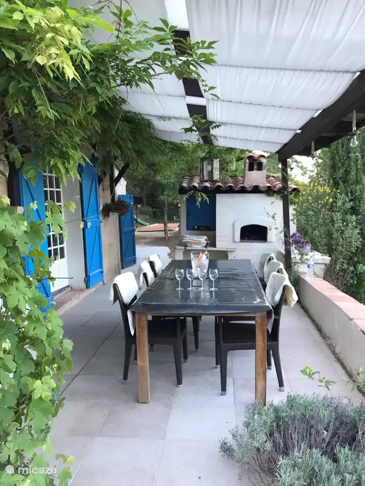 Lange Abende mit toller Aussicht und gemütlicher Beleuchtung.