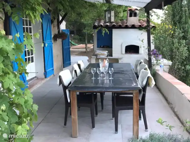 Villa Bellevue | France, Var, Sillans-la-Cascade - villa De longues soirées à manger avec une vue magnifique et un éclairage chaleureux.