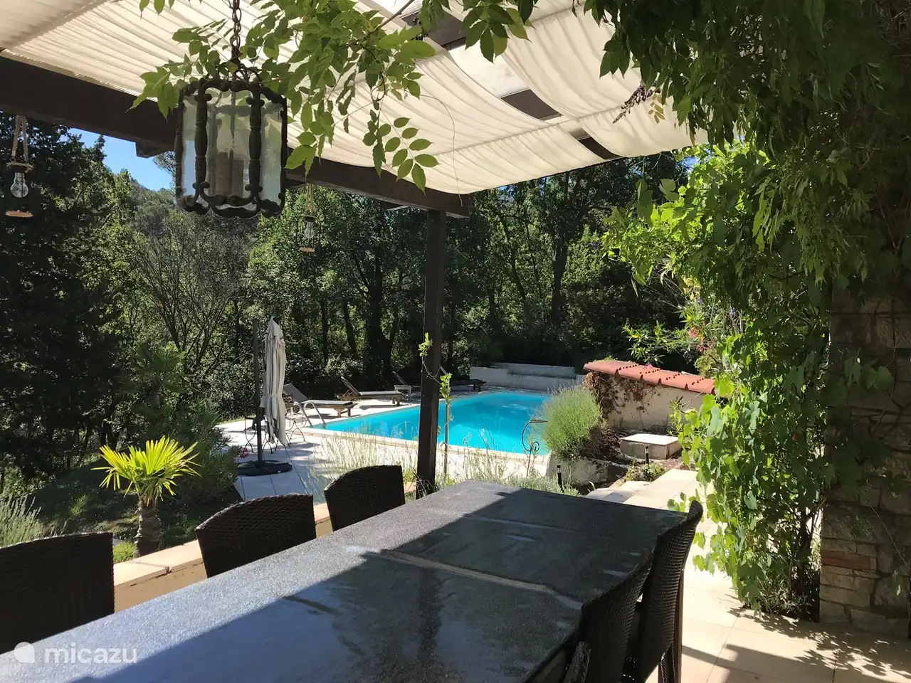 Blick auf den Pool von der Terrasse.