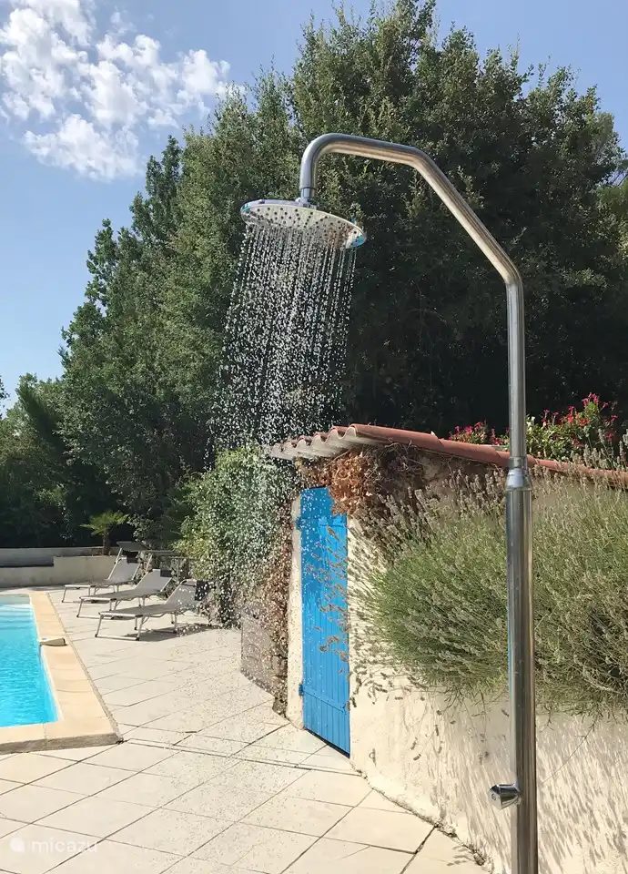 Schöne Außendusche (kaltes Wasser).