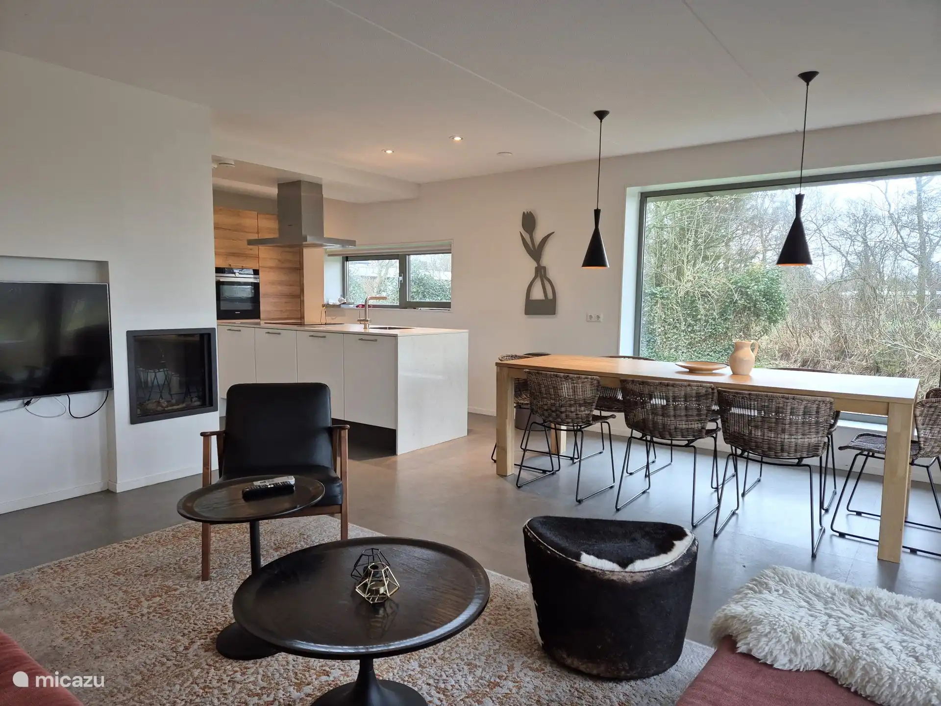 Sitzecke mit dekorativem Kamin, Esstisch und Küche