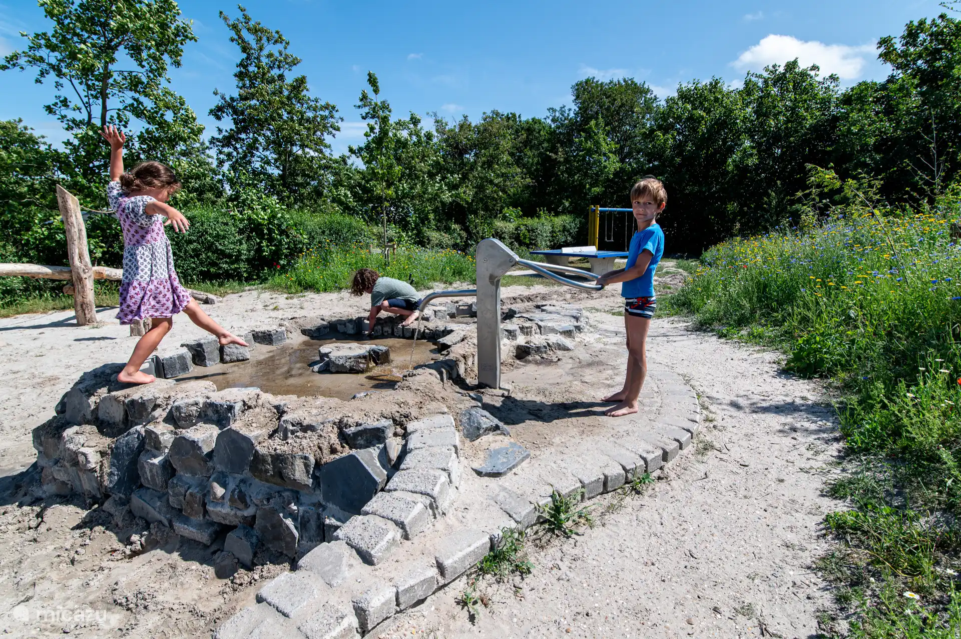 Spielplatz mit Wasserpumpe auf dem Campingplatz 