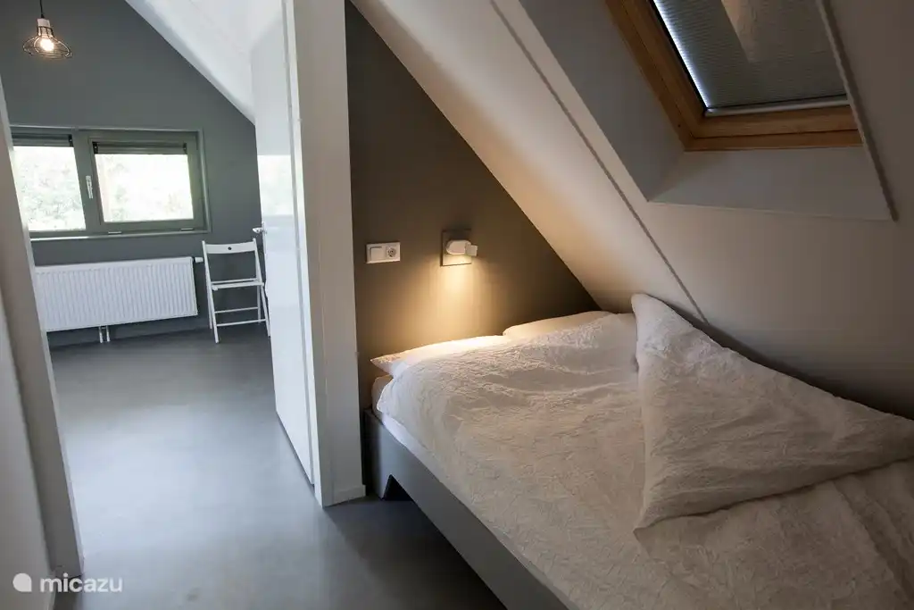 Bettnische auf dem Treppenabsatz für 2 Kinder bis 12 Jahre 140 x 200 mit 2 Bettdecken und Kissen