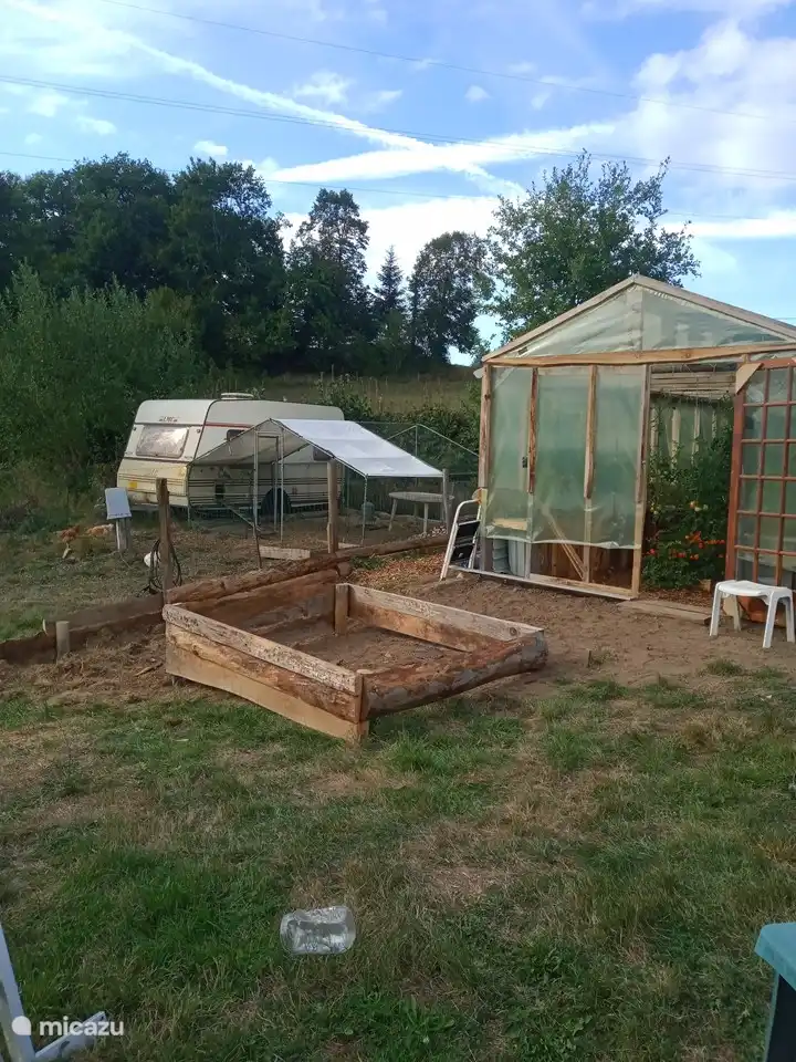 das Gemüsegewächshaus und der Hühnerstall