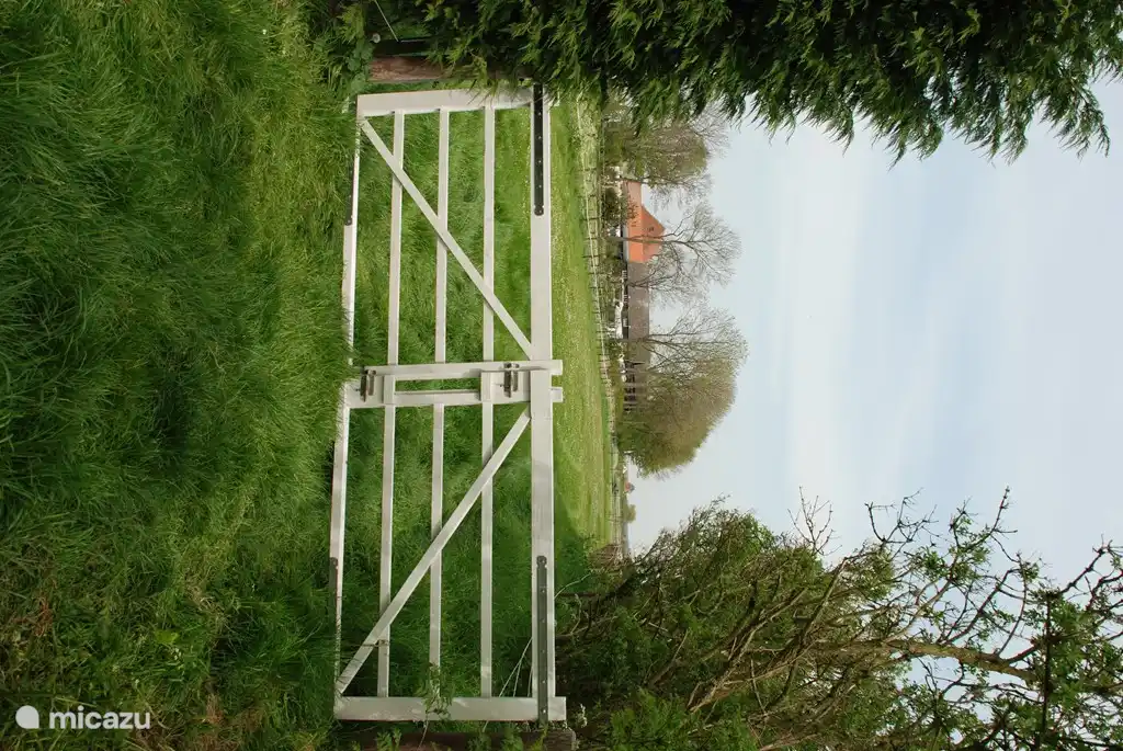 Het huisje is rustig gelegen op het platteland. Op 4 km afstand van de steden Middelburg en Vlissingen.
Aan de rand van een prachtig natuurgebied met uitgebreide fiets- en wandelroutes. Op loopafstand van het strand. ( 800m) 