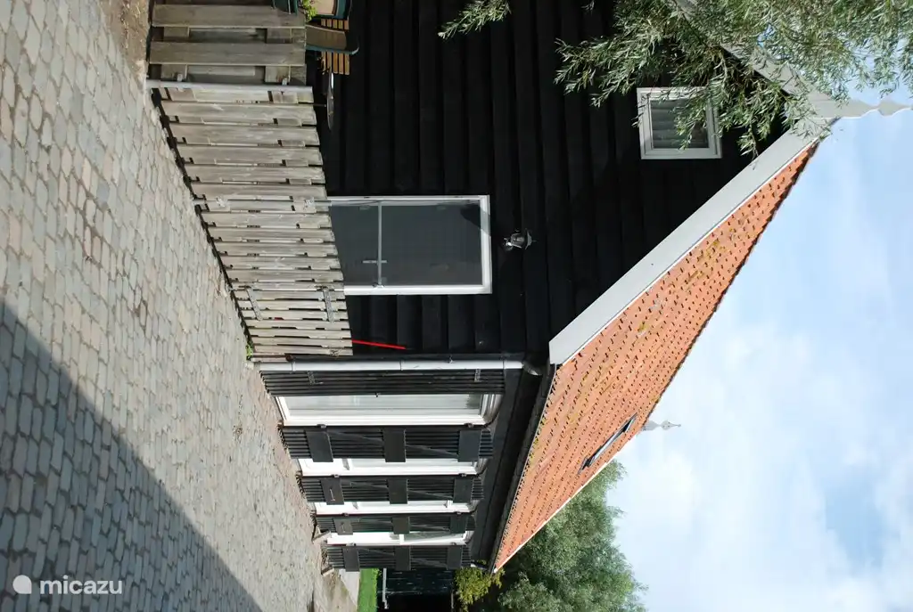 Zonnig omheind terras