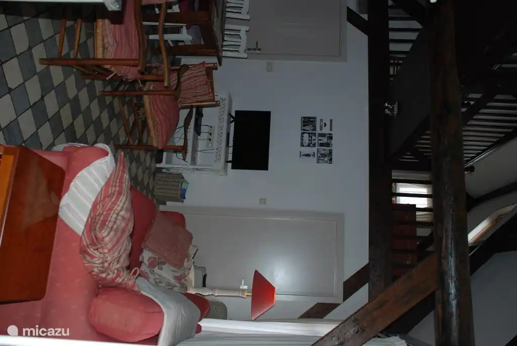 Gezellige woonkamer met flatscreen TV, dvd- speler en comfortabele zithoek.Authentiek gerestaureerd met originele balken.