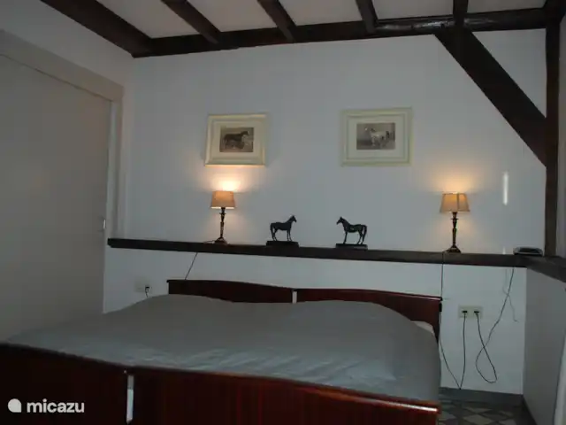Au Westhoek | Pays-Bas, Zélande, Koudekerke - maison de vacances chambre au rez-de-chaussée avec 2 lits seniors et une grande armoire.