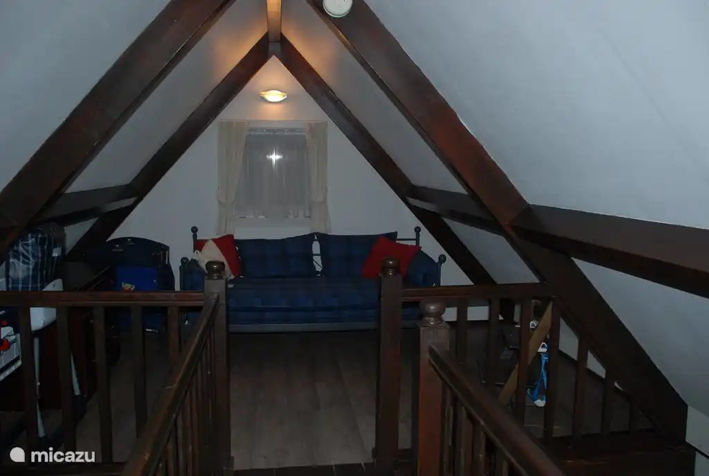 Aan de andere kant op de eerste verdieping een tweede vide met een 2-persoons slaapbankje.