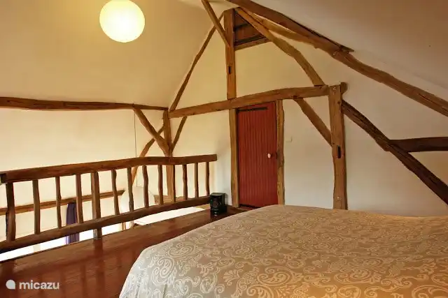 De open vide met slaapkamer.