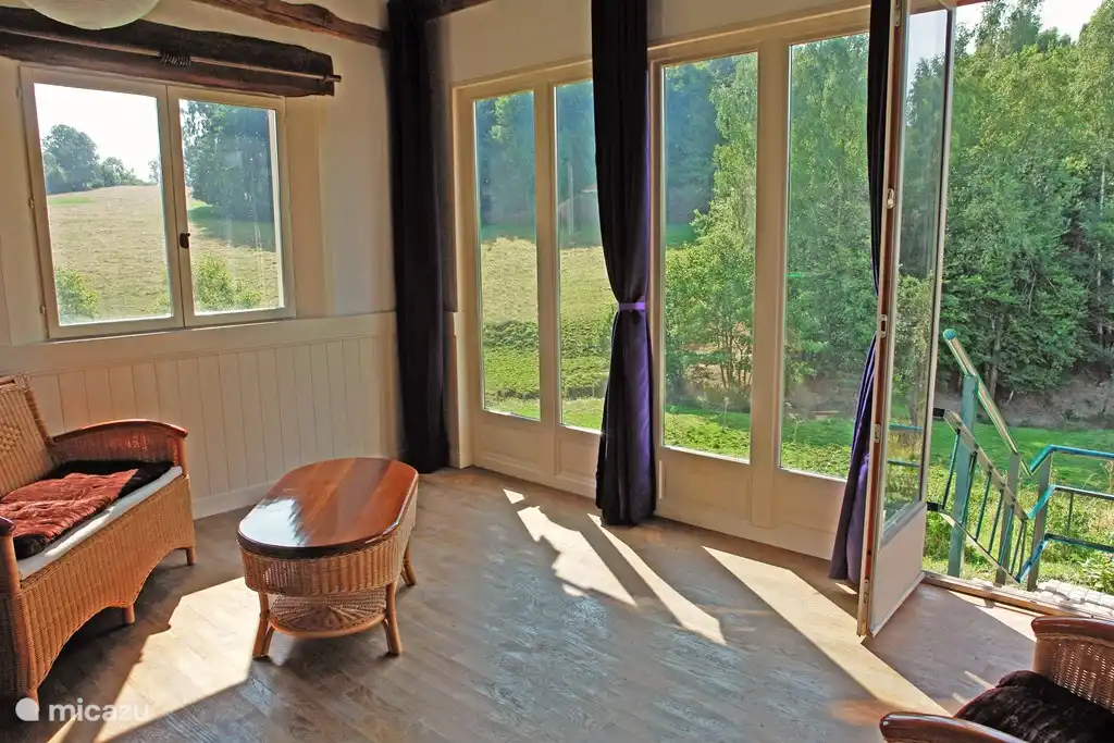 De woonkamer met prachtig uitzicht.