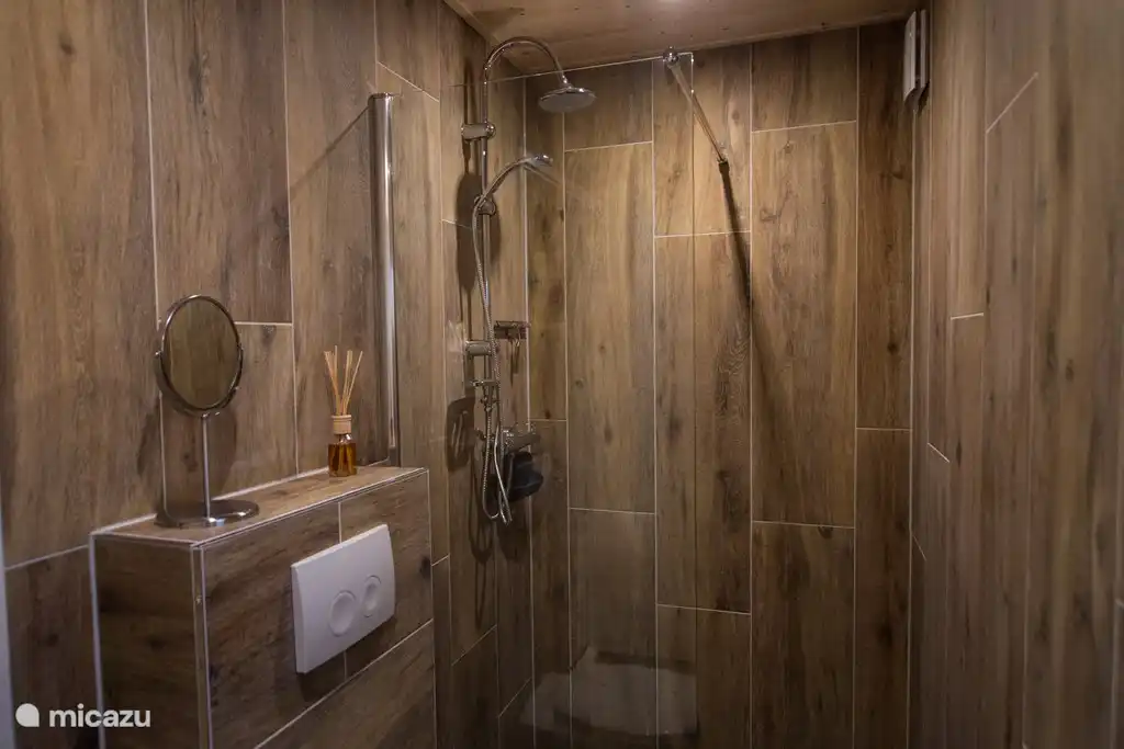 Le style bois cosy est également présent dans la salle de bain.