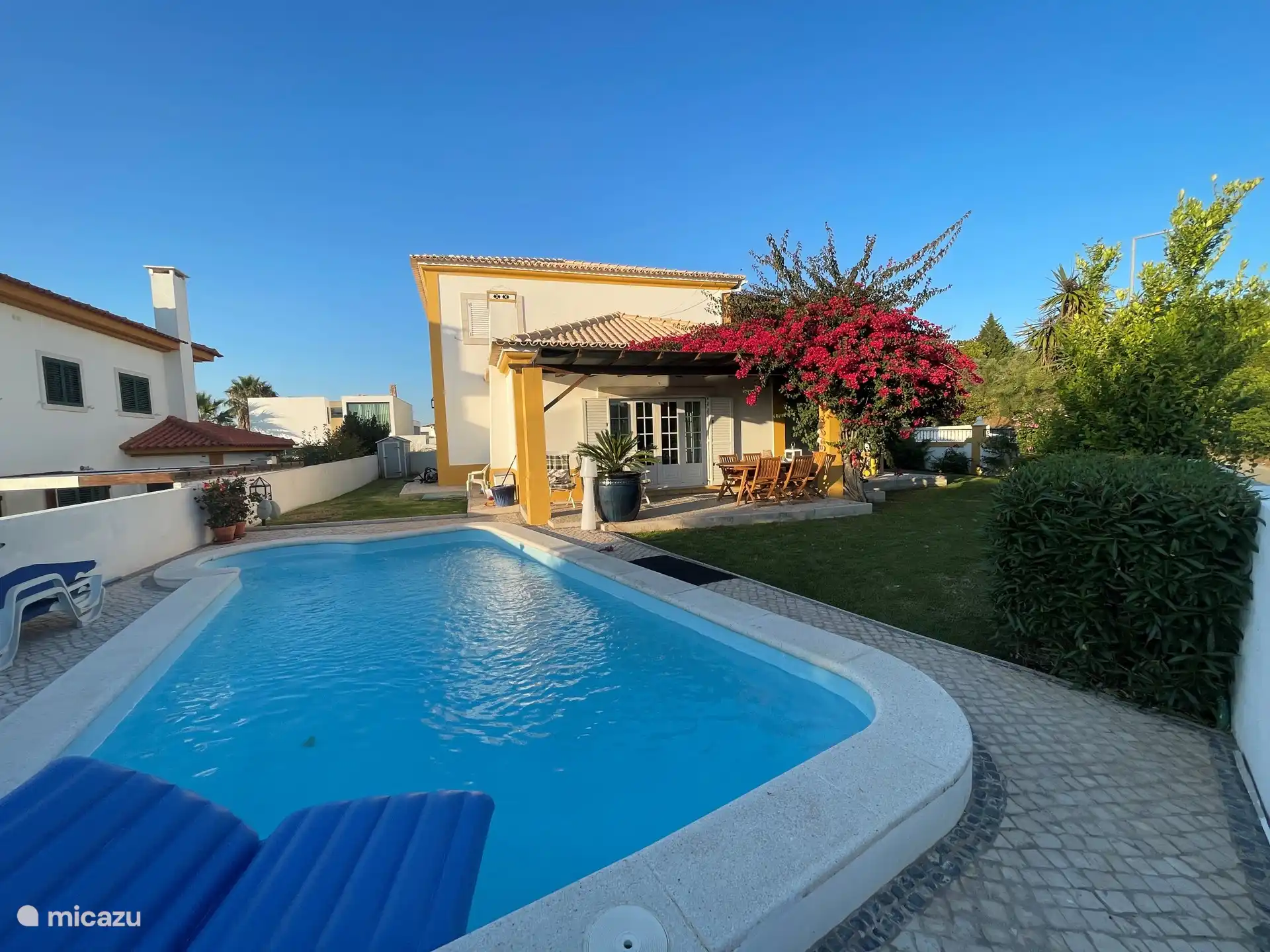 Schwimmbad auf der Rückseite des Hauses