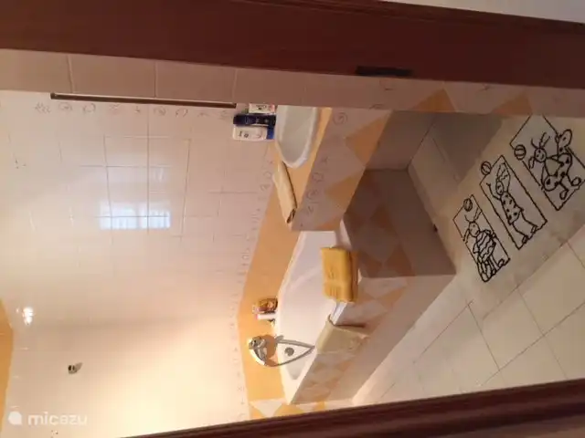 Gelbes Badezimmer im Obergeschoss