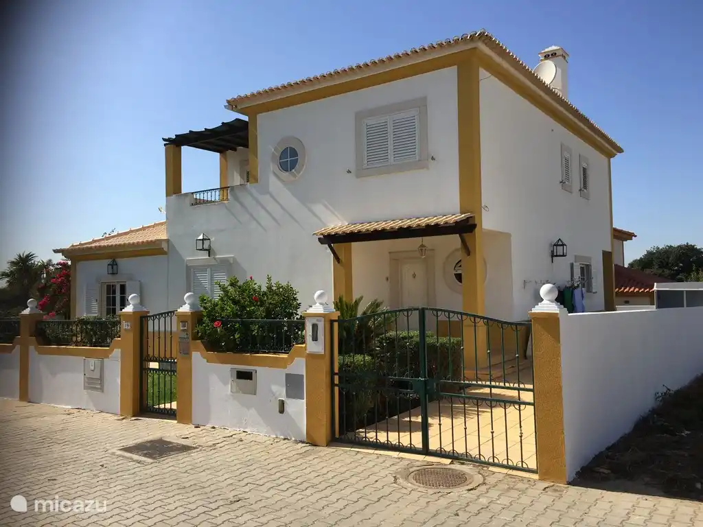 Vor dem Haus am Ende einer Urbanisation mit einem privaten Parkplatz / Platz vor dem Haus