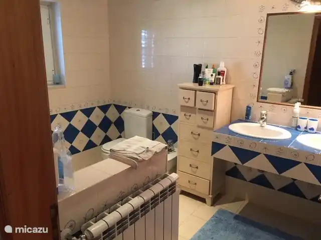 Badezimmer, das zum Hauptschlafzimmer gehört