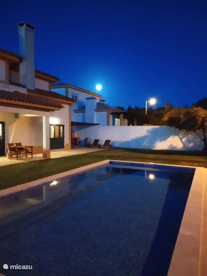 Blick auf das Haus von der Seite des Nachbarhauses