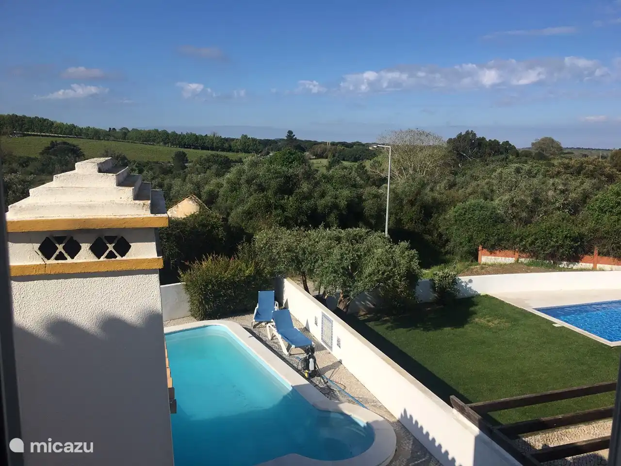 Blick auf die Piscina und die Umgebung