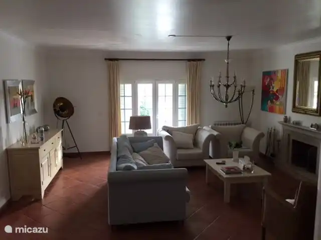 Teil des Wohnzimmers mit separatem Esszimmer