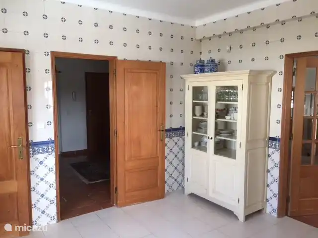 Küche mit separatem Waschraum mit Waschmaschine und Trockner