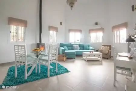 Maison joliment meublée avec tout le confort