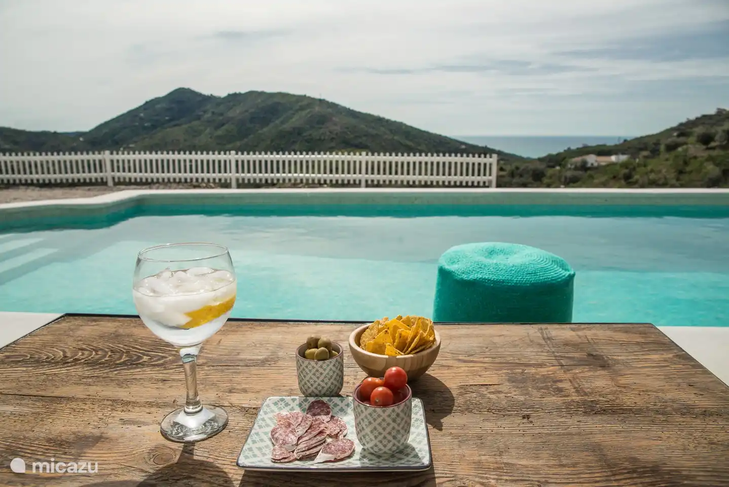 Large swimming pool with outdoor shower
Lounge corner for 8 people; mobile parasols and 6 comfortable sun loungers.