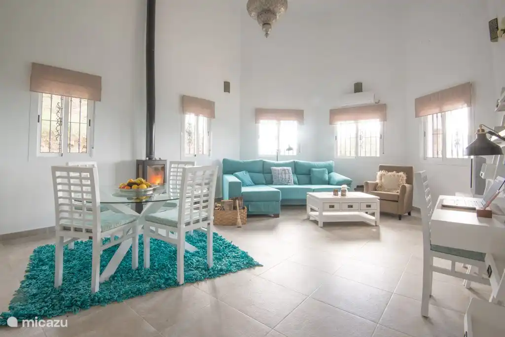 living room with lounge and library and dining area and board games.
TV Flanders; excellent WiFi; Bluetooth Bose;
Air conditioning