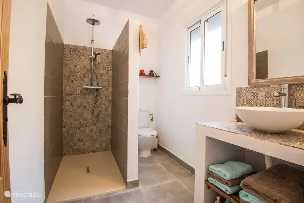 bathroom 1
Best quality towels; De Witte Lietaer.