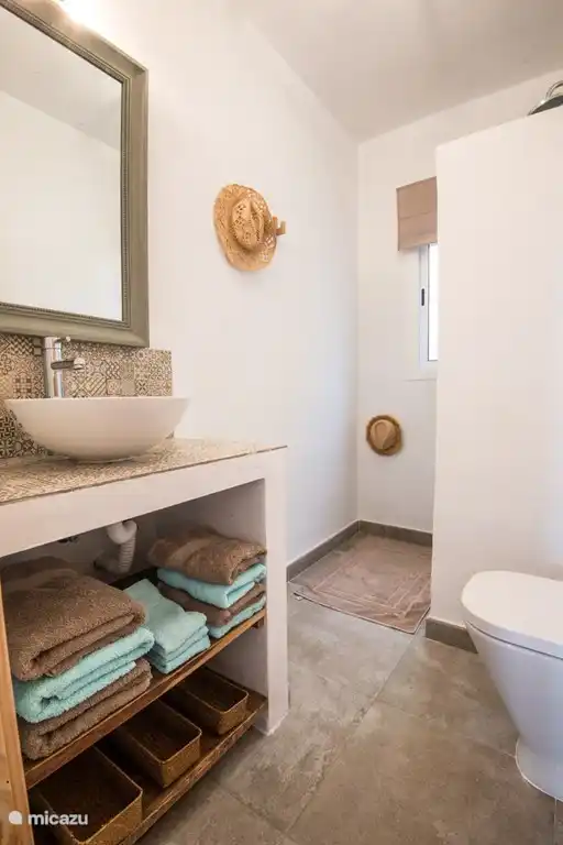 bathroom 2
Best quality towels De Witte Lietaer