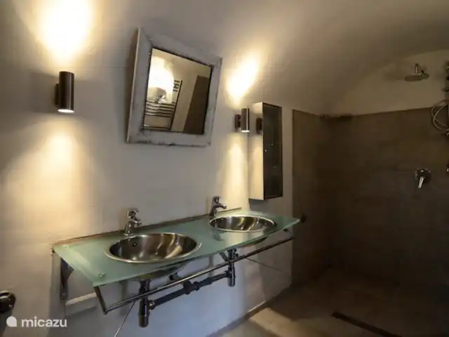 Casa Rovear | Italie, Ligurie, Pigna - maison de vacances salle de bain avec douche pluie