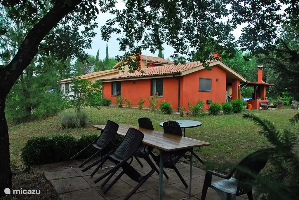 Gartenterrasse unter Eiche