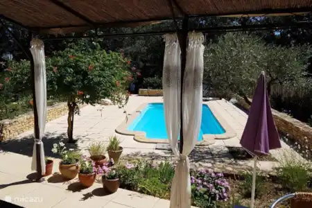 Vakantiehuis Frankrijk, Gard, Uzès vakantiehuis Histoire d'Yllias zicht op zwembad en terras