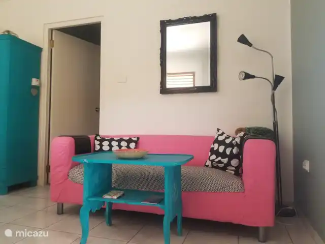 studio huren in Bonaire, Bonaire, Belnem – Kas Oleifi zitje in de studio