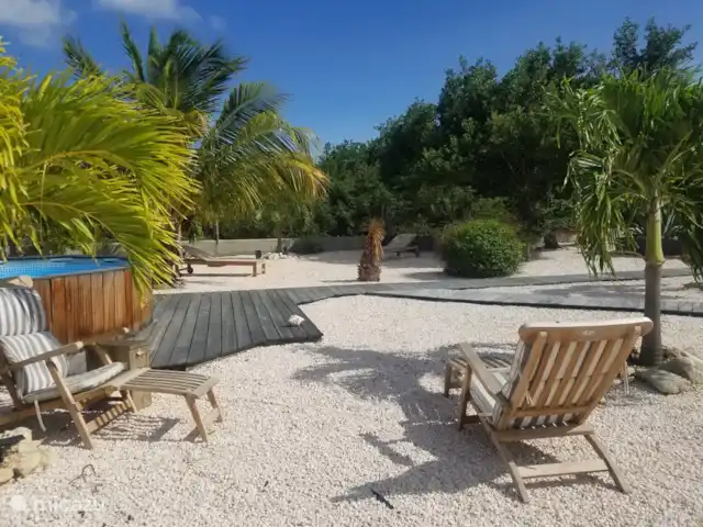studio huren in Bonaire, Bonaire, Belnem – Kas Oleifi zitje in de tuin