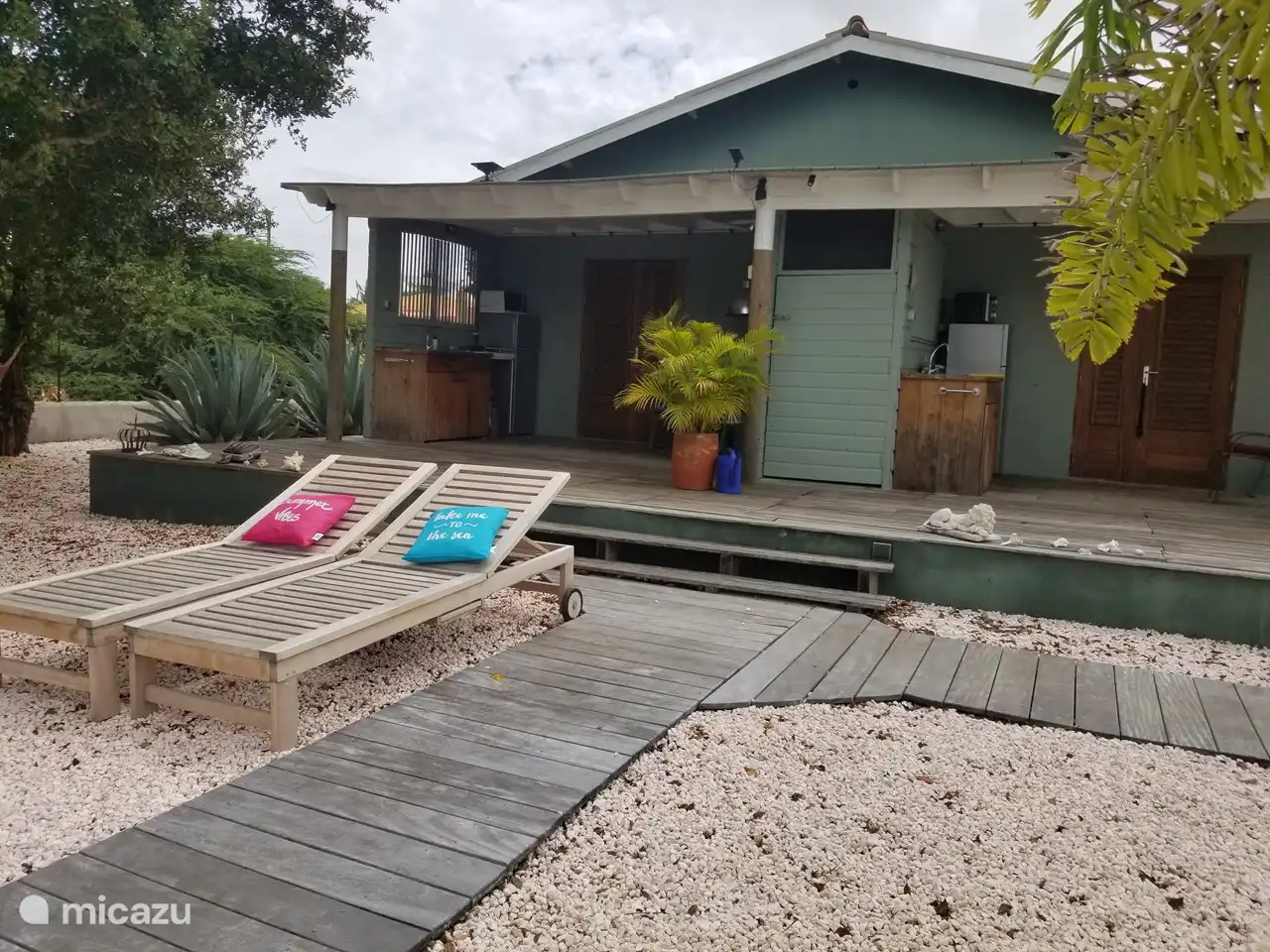 transats dans le jardin, il y a de jolis coussins à mettre dessus