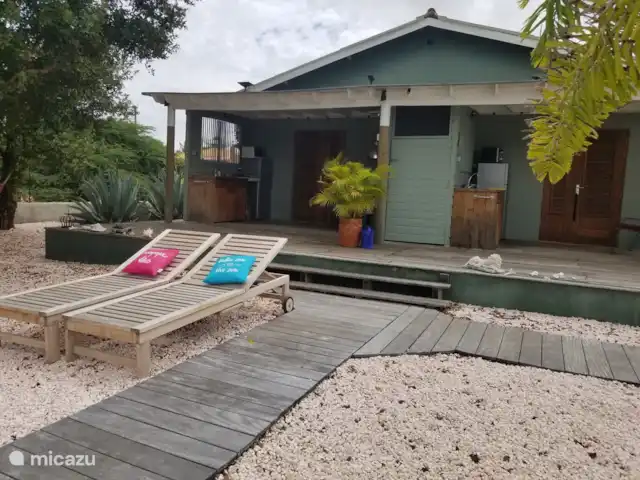 studio huren in Bonaire, Bonaire, Belnem – Kas Oleifi ligbedden in de tuin, er zijn heerlijke kussens om erop te doen