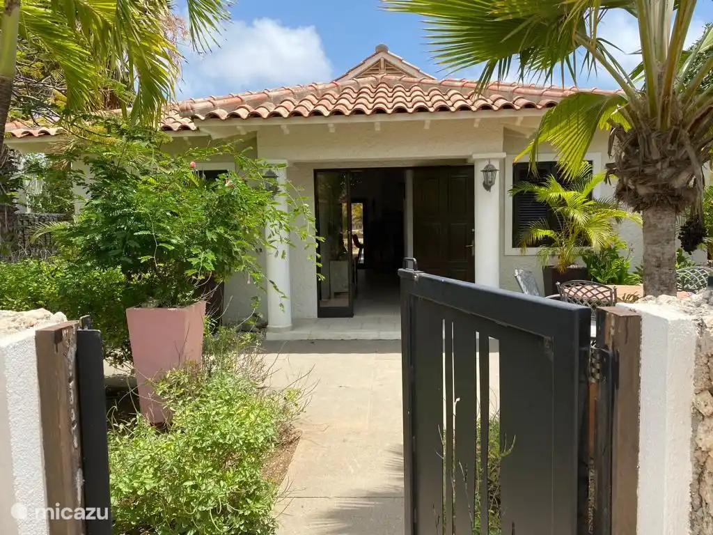 Kas Dushi Bida at the front, what a lovely house