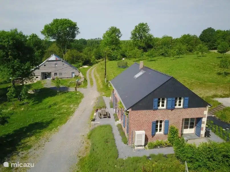 Der alte Bauernhof im Vordergrund, dahinter die Oude Korenschuur