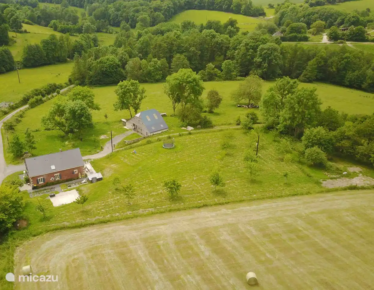 Der Weiler Grands Cornaux aus der Luft. Ein paar verlorene Häuser in einer schönen malerischen Landschaft.