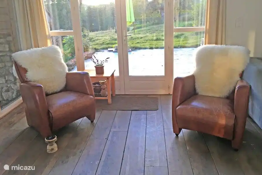 Sitzgelegenheit mit Blick auf Wiese