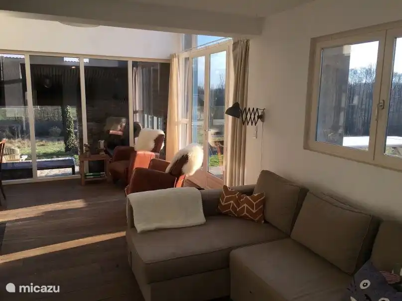 Wohnzimmer mit (Schlaf-) Couch