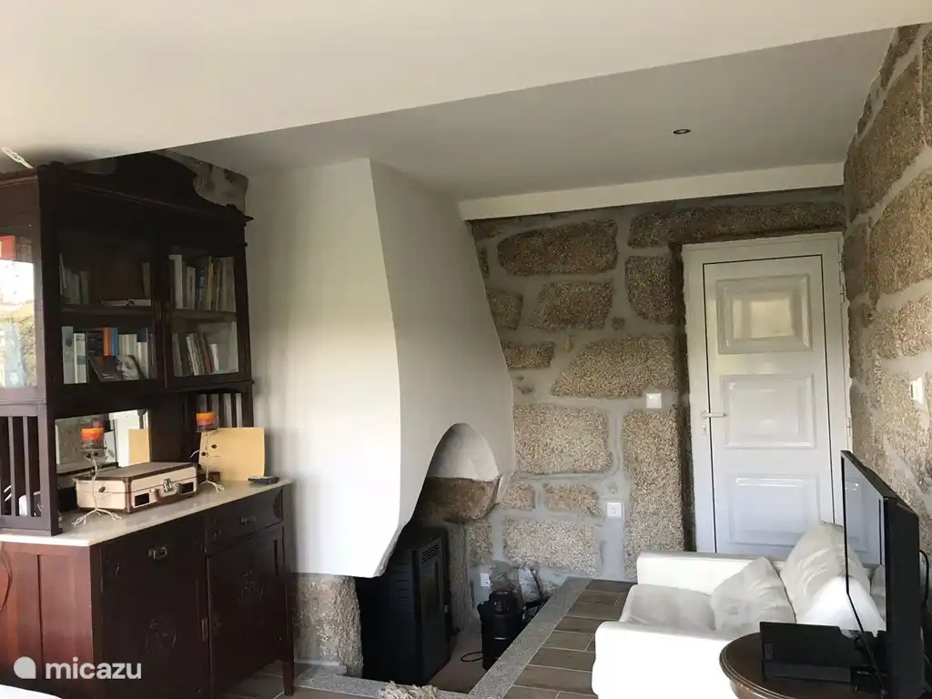 Wohnzimmer mit altem Kamin