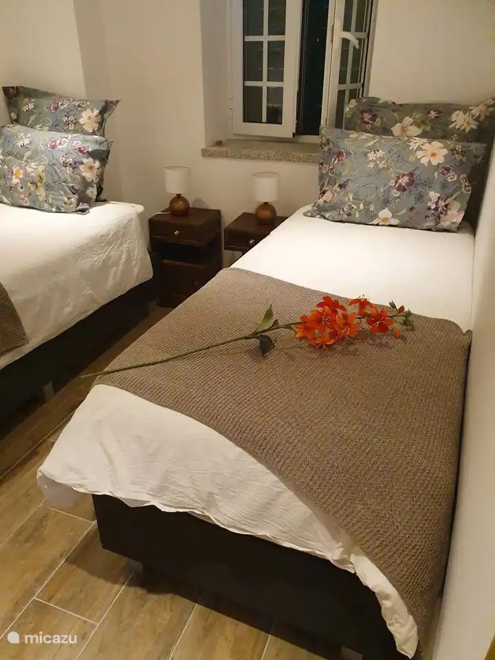 Ein Schlafzimmer 2 mit zwei Einzelbetten