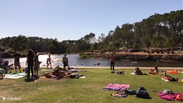 Die Praia Fluvial liegt 1 km von Casa do Moinho entfernt.