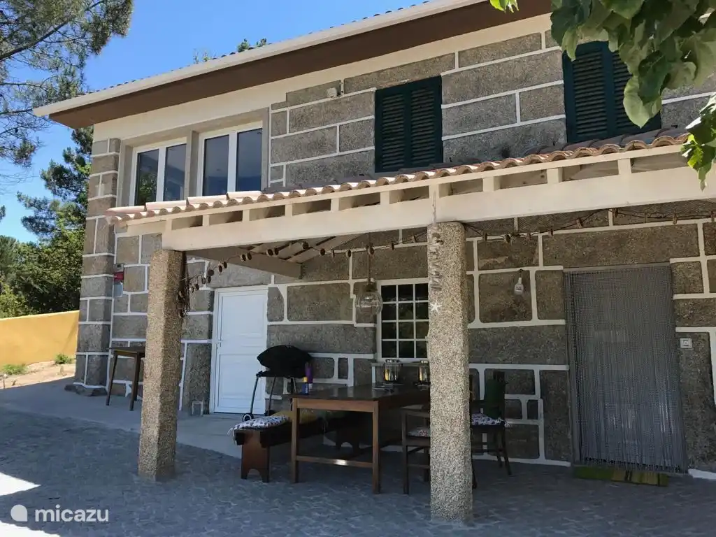 Die Veranda hinter dem Haus