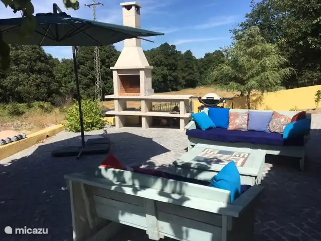 Schöne Loungesofas mit Grill