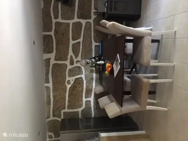 Die Küche mit Esstisch